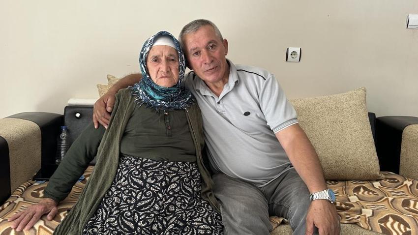 80 yaşındaki annesini 20 yıldır sırtında taşıyor: 'Tek istediğim anamın yüzünün gülmesi'