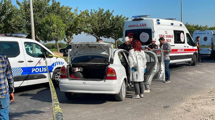 Kırmızı ışıkta dehşete düşüren olay! Otomobildekilere bıçaklı ve tüfekli saldırı düzenlendi 1 kişi öldü, 2 kişi yaralandı