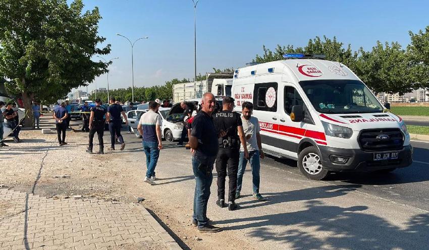 Kırmızı ışıkta dehşete düşüren olay! Otomobildekilere bıçaklı ve tüfekli saldırı düzenlendi 1 kişi öldü, 2 kişi yaralandı
