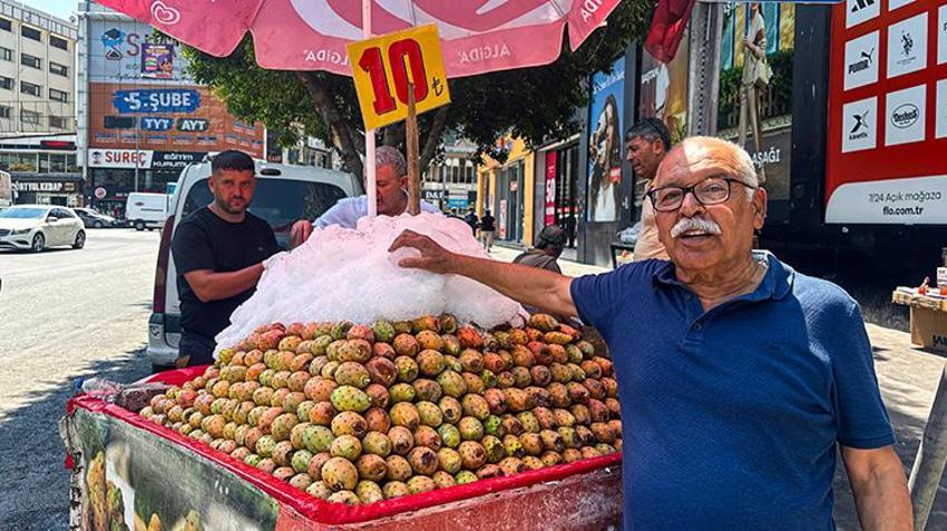 Adana sıcaktan yanarken imdada o koşuyor: Buz üstünde taneyle satılıyor, tanesi 10 TL'den kapış kapış gidiyor