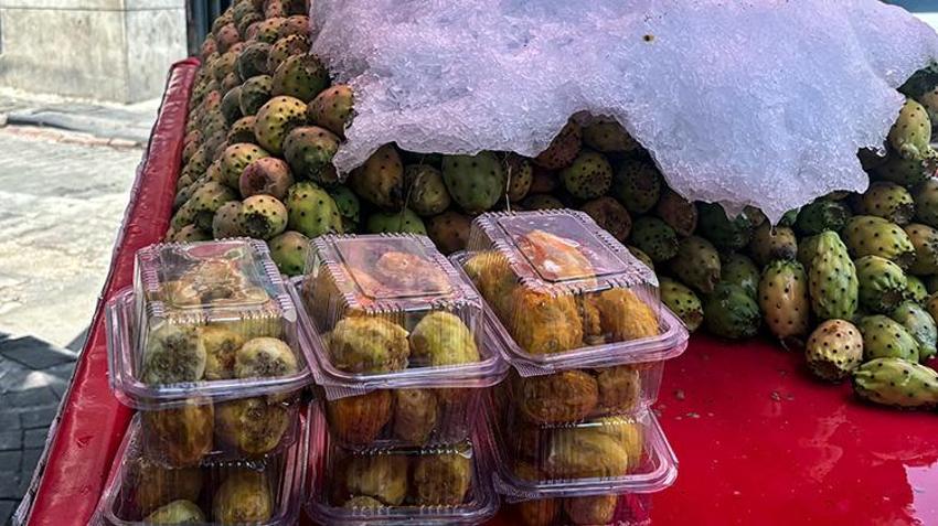 Adana sıcaktan yanarken imdada o koşuyor: Buz üstünde taneyle satılıyor, tanesi 10 TL'den kapış kapış gidiyor