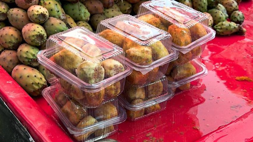 Adana sıcaktan yanarken imdada o koşuyor: Buz üstünde taneyle satılıyor, tanesi 10 TL'den kapış kapış gidiyor