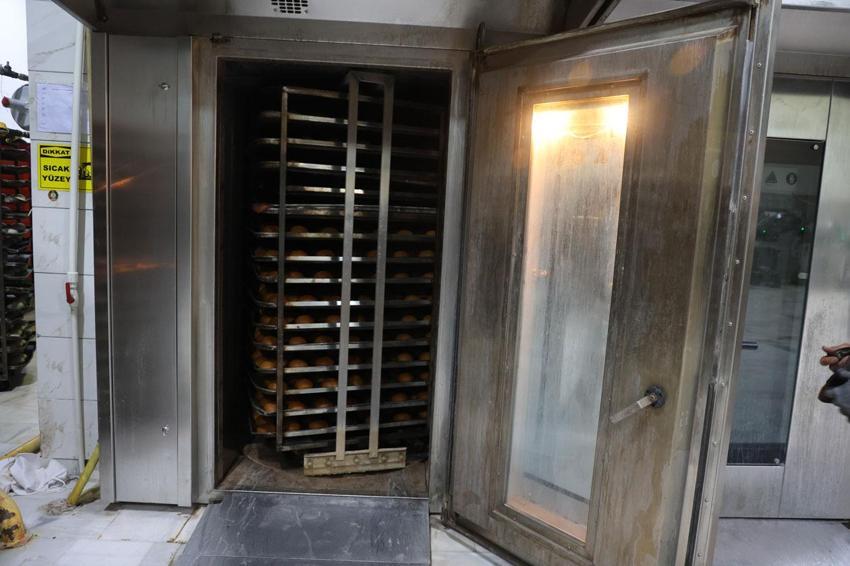 Herkes uyurken onlar 300 derecelik sıcaklıkta ekmek mesaisinde