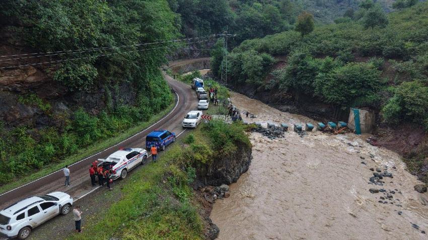 Giresun'da sağanak ve sel felakete yol yol açtı: Köylerine gitmek istediler, sel sularına kapılarak kayboldular