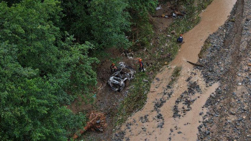 Giresun'da sağanak ve sel felakete yol yol açtı: Köylerine gitmek istediler, sel sularına kapılarak kayboldular