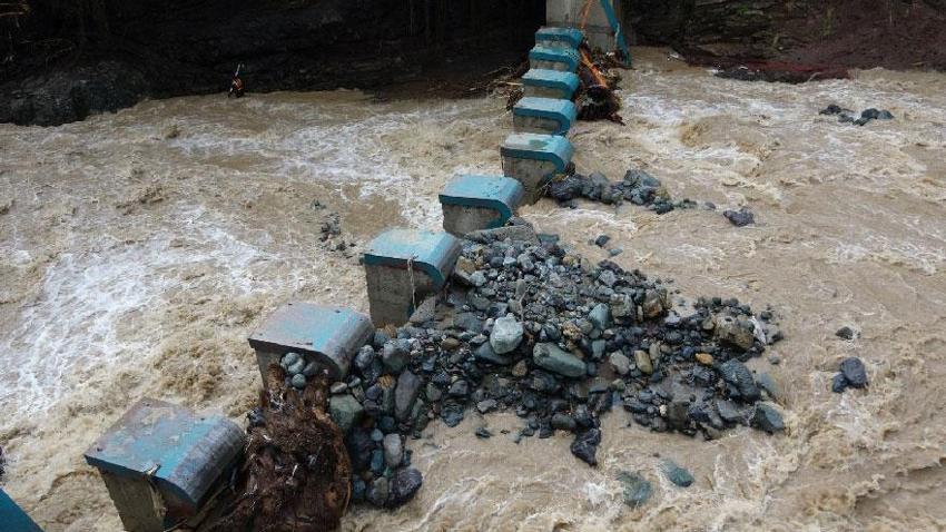 Giresun'da sağanak ve sel felakete yol yol açtı: Köylerine gitmek istediler, sel sularına kapılarak kayboldular
