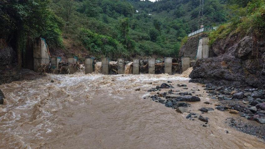 Giresun'da sağanak ve sel felakete yol yol açtı: Köylerine gitmek istediler, sel sularına kapılarak kayboldular