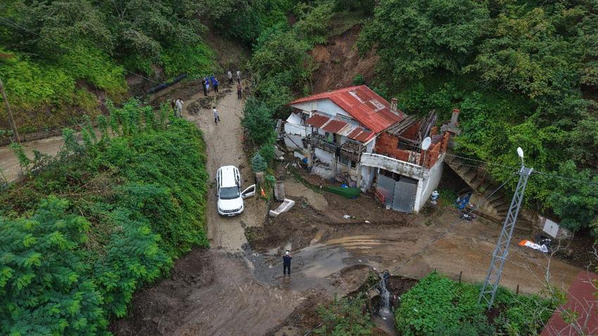 Giresun'da sağanak ve sel felakete yol yol açtı: Köylerine gitmek istediler, sel sularına kapılarak kayboldular