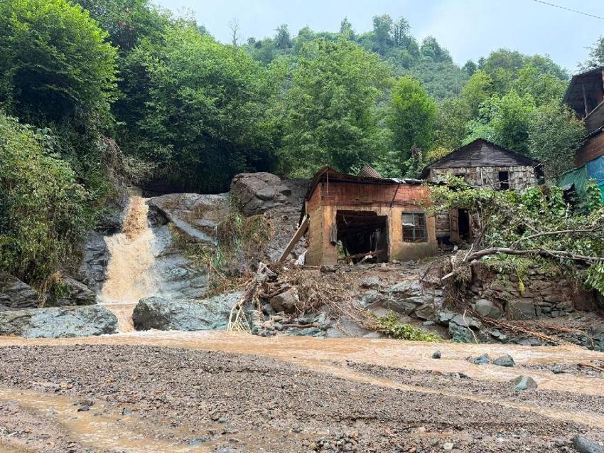 Giresun'da sağanak ve sel felakete yol yol açtı: Köylerine gitmek istediler, sel sularına kapılarak kayboldular