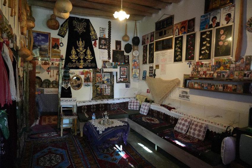 Geçmişe duyduğu bağlılığı yıllar içinde büyük bir koleksiyona dönüştürdü: İki parçayla başladı, 35 yılda 3 bin eşyalık müze kurdu