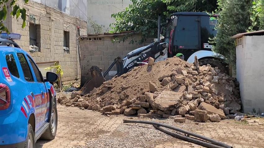 Hatay'da bahçesine yıllarca ağaç dikti, kazmayı vurunca hazine fışkırdı! Jandarma inanamadı