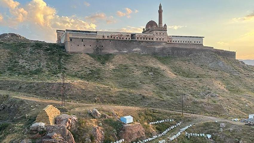 İshak Paşa Sarayı’nın Eteklerinde altın hasadı yapılıyor: Turistler fotoğraf çektirmek için yarışıyor!