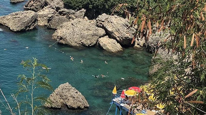 Antalya'da asansörle inilip serin sulara atlanıyor: Turistler akın akın orada toplanıyor!