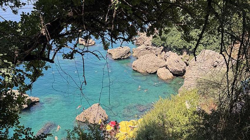 Antalya'da asansörle inilip serin sulara atlanıyor: Turistler akın akın orada toplanıyor!