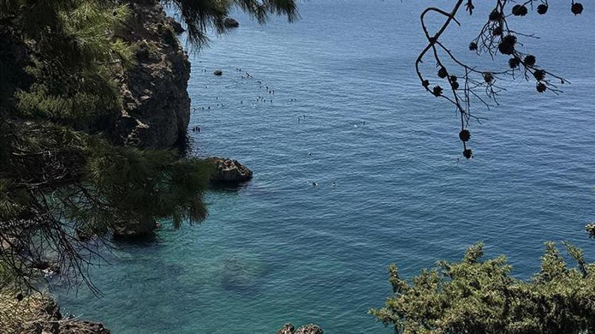 Antalya'da asansörle inilip serin sulara atlanıyor: Turistler akın akın orada toplanıyor!