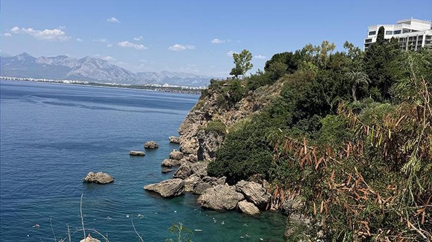 Antalya'da asansörle inilip serin sulara atlanıyor: Turistler akın akın orada toplanıyor!