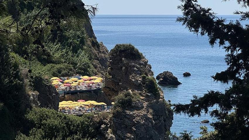Antalya'da asansörle inilip serin sulara atlanıyor: Turistler akın akın orada toplanıyor!