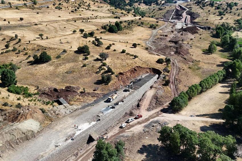 Suşehri ile Zara arasındaki Geminbeli Tüneli’nde çalışmalar hızlandı: Kış gelmeden hizmete açılması hedefleniyor