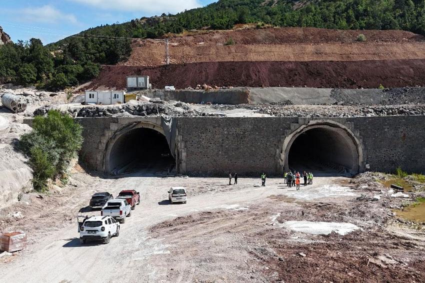 Suşehri ile Zara arasındaki Geminbeli Tüneli’nde çalışmalar hızlandı: Kış gelmeden hizmete açılması hedefleniyor