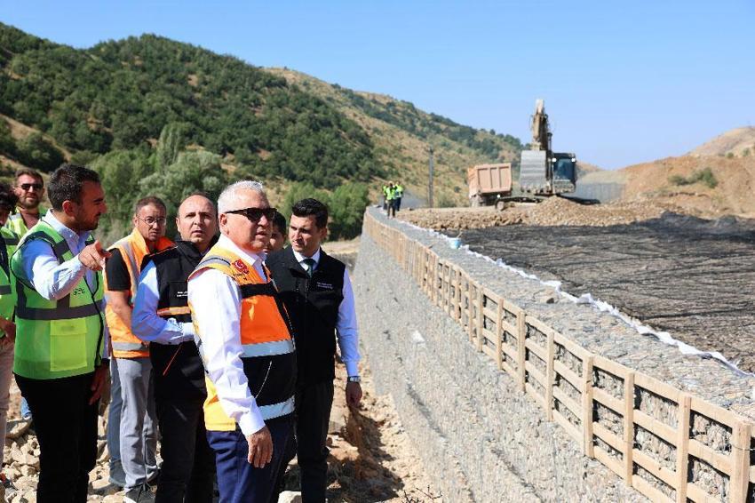 Suşehri ile Zara arasındaki Geminbeli Tüneli’nde çalışmalar hızlandı: Kış gelmeden hizmete açılması hedefleniyor