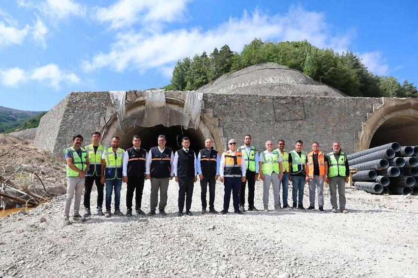 Suşehri ile Zara arasındaki Geminbeli Tüneli’nde çalışmalar hızlandı: Kış gelmeden hizmete açılması hedefleniyor