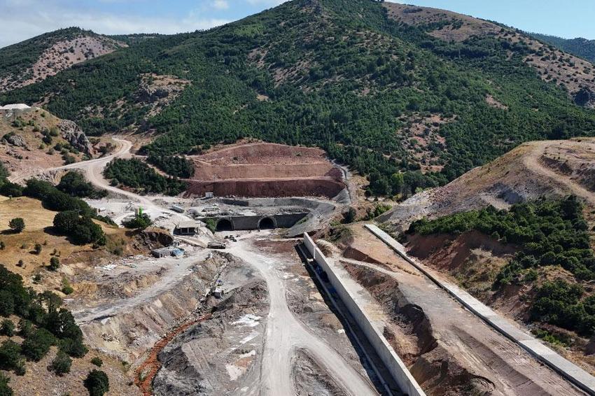Suşehri ile Zara arasındaki Geminbeli Tüneli’nde çalışmalar hızlandı: Kış gelmeden hizmete açılması hedefleniyor