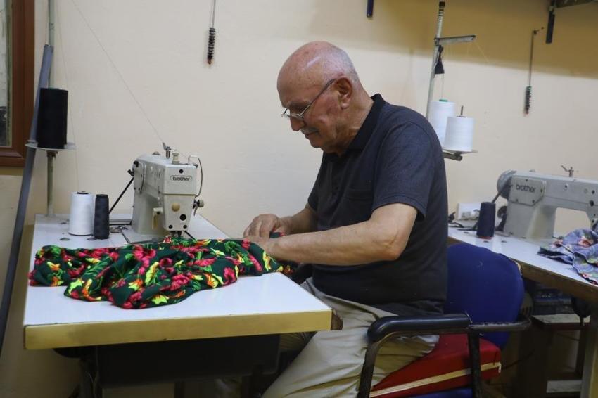 Sivas'ta her şey değişti, o 65 yıldır aynı şeyi yapıyor: Hazır giyime karşı tek başına direniyor