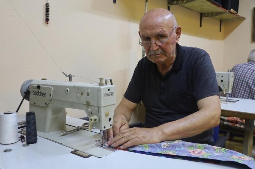 Sivas'ta her şey değişti, o 65 yıldır aynı şeyi yapıyor: Hazır giyime karşı tek başına direniyor