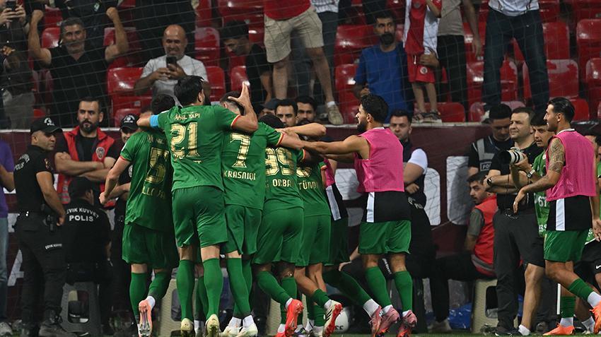 Amedspor, Erzurumspor'a fark atıp lider oldu! Besnik Hasi soyunma odasında fişi çekmiş