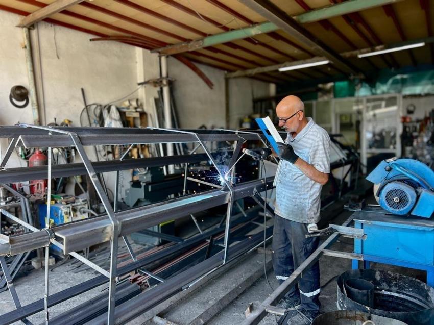 Van'da emekli oldu 100 tane yaptı: İmamlığı bırakıp camiye böyle hizmet etti