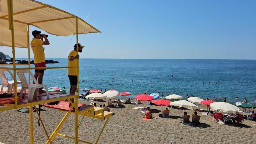 Zonguldak Kapuz Plajı'nda 4 günlük yasak sona erdi, vatandaş denize akın etti!