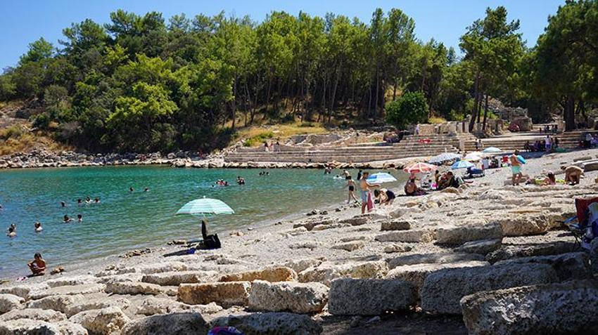 Antalya'da bin yıllık kalıntılar arasında yüzüyorlar! 481 binden fazla kişi ziyaret etti, bu yıl rekor yolda!