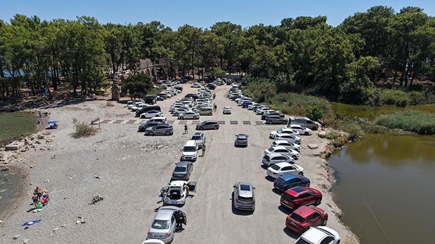 Antalya'da bin yıllık kalıntılar arasında yüzüyorlar! 481 binden fazla kişi ziyaret etti, bu yıl rekor yolda!
