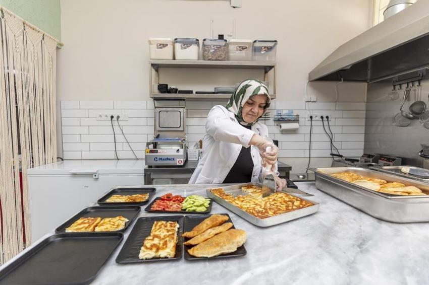 Evinin mutfağında yapmaya başladı, kendi işletmesini kurdu! Lezzet serüveni kadınların ekmek kapısına dönüştü!