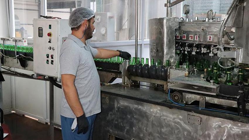 Erzincan’ın şifalı 'Ekşi Suyu' sıcaklar bastırınca yok satmaya başladı: Saatte 10 bin adet üretiliyor!