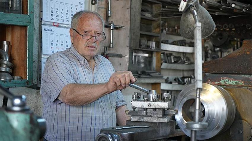 Yapay zekaya ve yıllara meydan okuyor: 78 yaşındaki usta yine torna tezgahının başında!