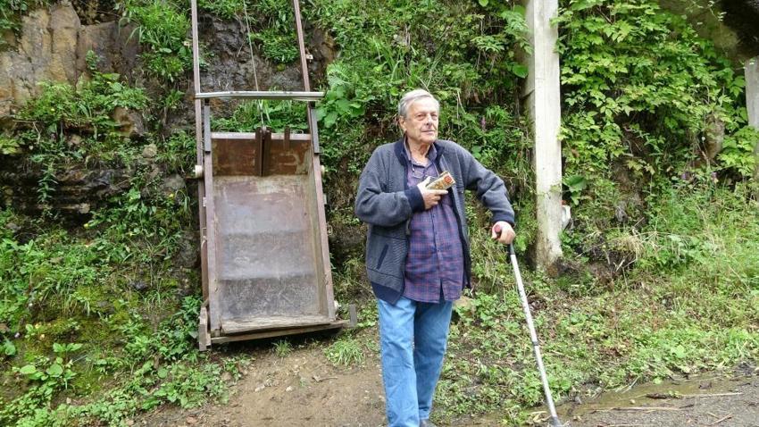 Yolu olmayan evine yürümek yerine ray döşedi: 'Görenler önce binmeye korkuyor' Trabzonlu usta ulaşım sıkıntısını kendi tasarımıyla çözdü