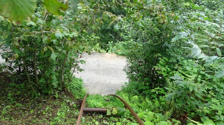 Yolu olmayan evine yürümek yerine ray döşedi: 'Görenler önce binmeye korkuyor' Trabzonlu usta ulaşım sıkıntısını kendi tasarımıyla çözdü
