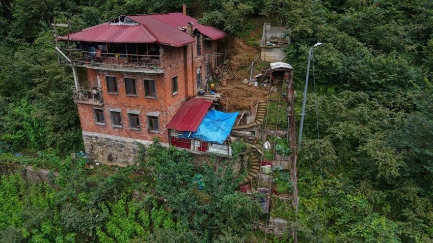Yolu olmayan evine yürümek yerine ray döşedi: 'Görenler önce binmeye korkuyor' Trabzonlu usta ulaşım sıkıntısını kendi tasarımıyla çözdü