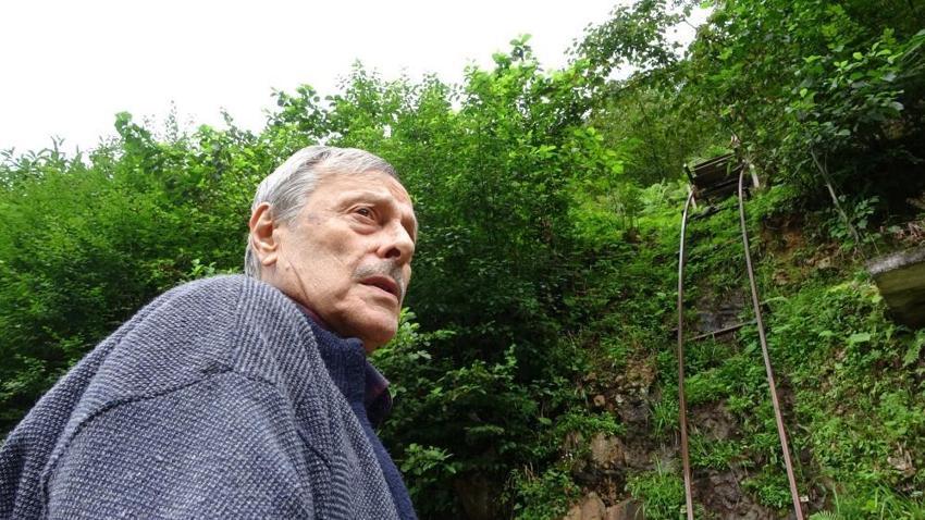 Yolu olmayan evine yürümek yerine ray döşedi: 'Görenler önce binmeye korkuyor' Trabzonlu usta ulaşım sıkıntısını kendi tasarımıyla çözdü