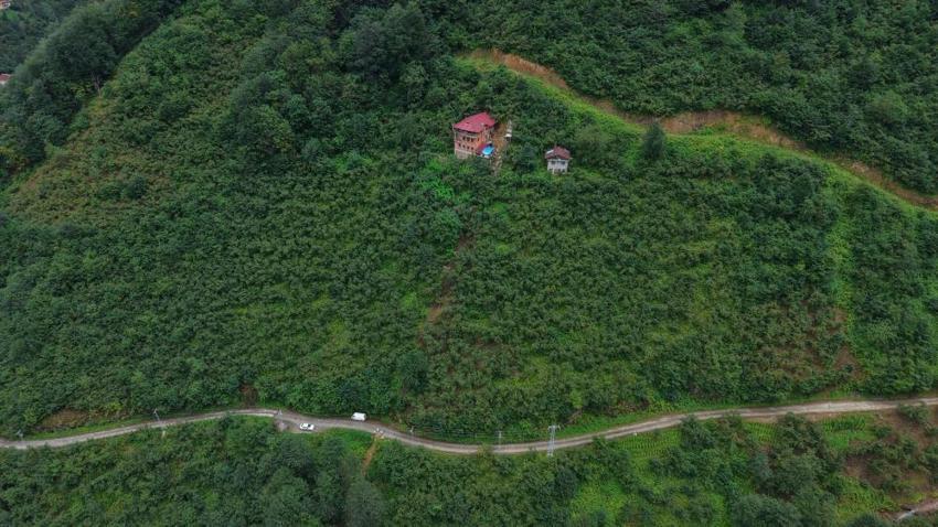 Yolu olmayan evine yürümek yerine ray döşedi: 'Görenler önce binmeye korkuyor' Trabzonlu usta ulaşım sıkıntısını kendi tasarımıyla çözdü