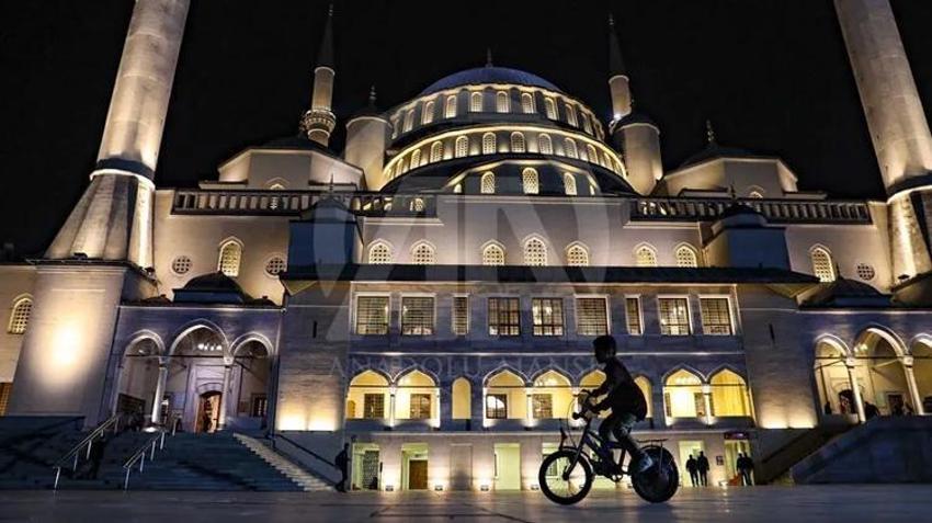 Mevlid Kandili ne zaman? Mevlid Kandili ne zaman idrak edilecek? Mevlid Kandili günü ve gecesinde yapılacak ibadetler hangileri? kandil hangi güne denk geliyor?