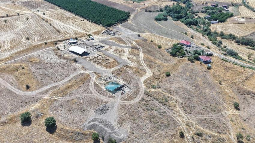 Elazığ'da çiftçi tarlasına fidan dikerken fark etti! 84 metrekarelik mozaiğin altı dev bir Roma yerleşimi çıktı