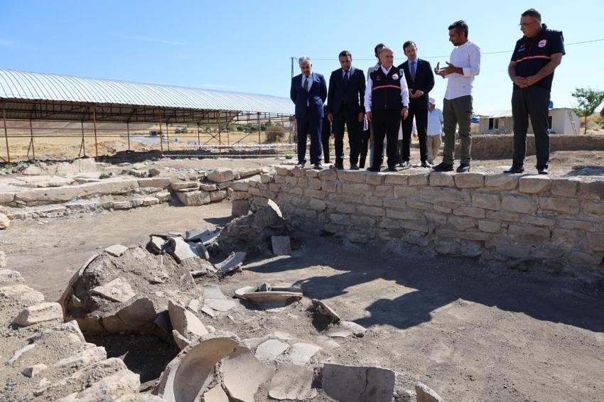 Elazığ'da çiftçi tarlasına fidan dikerken fark etti! 84 metrekarelik mozaiğin altı dev bir Roma yerleşimi çıktı