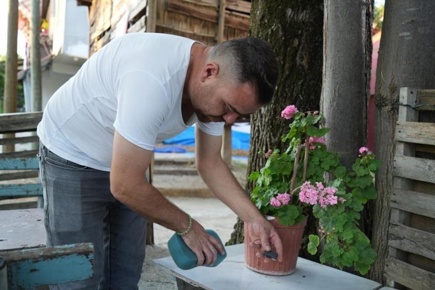 Kocaeli'de sofradaki yemeğin, kapıdaki aracın üstünde geziyor: Evler mıknatısla temizlenmeye başlandı