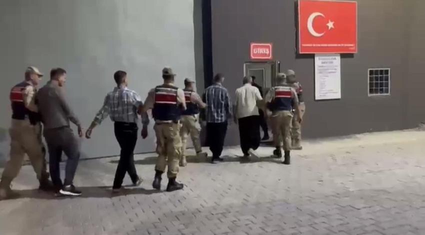 Siverek'te araçlarıyla seyir halindeki aileye silahlı saldırı iddiası: Dehşet anları cep telefonu kamerasında