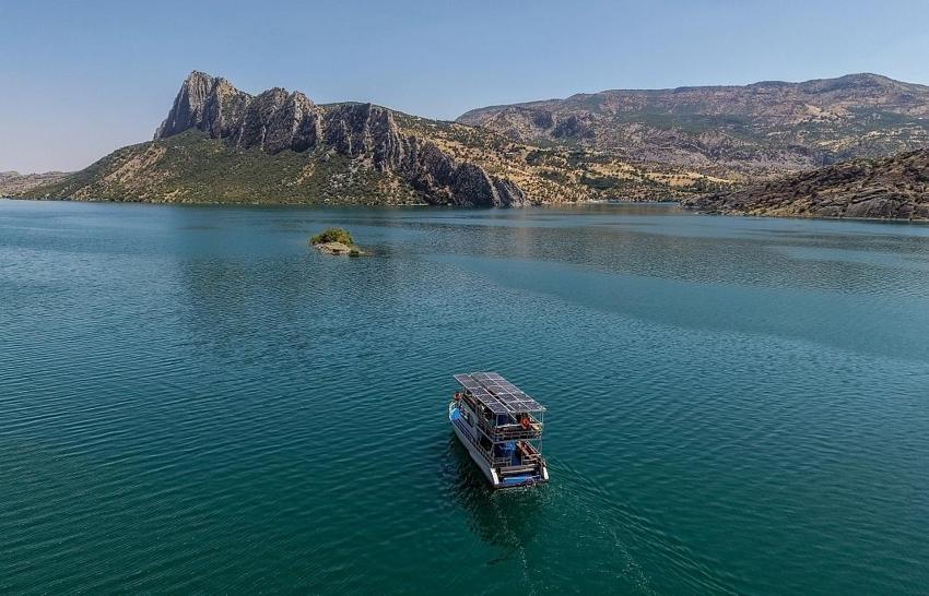 Güneş enerjili tekneyle 4 ili birleştiriyor: Malatya'nın doğal güzelliği keşfediliyor!