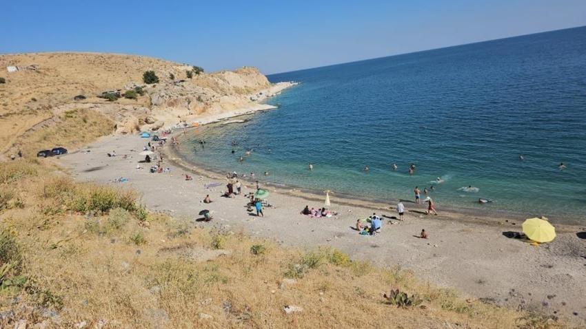 Adilcevaz sahili Antalya'yı andırıyor: Tıklım tıklım doldu