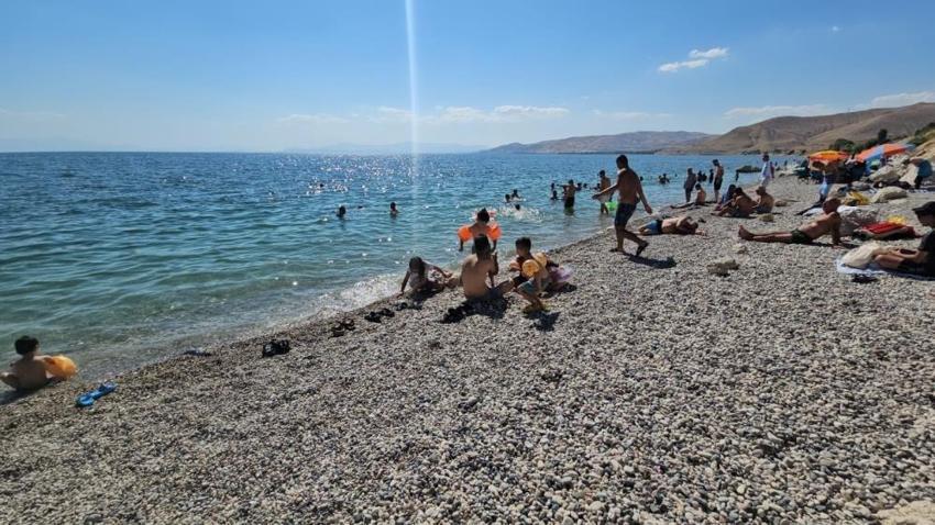 Adilcevaz sahili Antalya'yı andırıyor: Tıklım tıklım doldu