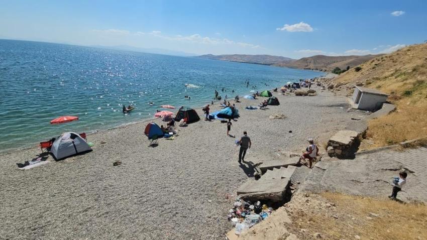 Adilcevaz sahili Antalya'yı andırıyor: Tıklım tıklım doldu